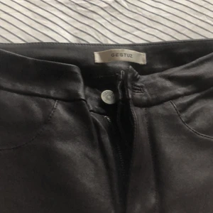 Gestuz skinnbyxor - Oxblod röd/brun bootcut, strl 36. Oanvända pga för liten storlek. Endast Swish.