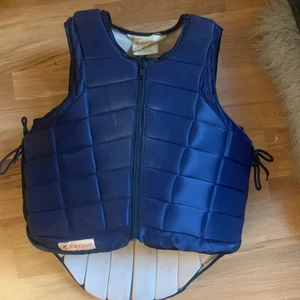 Racesafe ridväst - Marinblå Racesafe i storlek Adult XS. Bra skick, men har några fläckar därav priset. Short/Standard back.
