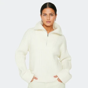 Stickad tröja med zip - Helt slutsåld stickad tröja med dragkedja från BikBok. Den är i storlek S men passar även M💕 använd ganska mycket men ändå i ett bra skick!