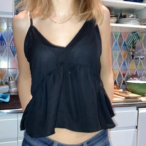 Gina topp  - Säljer denna trendiga toppen från Gina pga  att den inte sitter så bra på mig . Köparen står för frakt💗💗