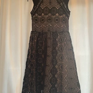 vacker klänning oanvänd stl 36-38 - klänningen är oanvänd