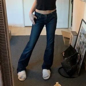 Lågmidjade jeans - Lågmidjade jeans från Lee , super bra skick förutom att jag trampat sönder dom längs ner lite för att de är för långa! Innerbenslängd 84cm