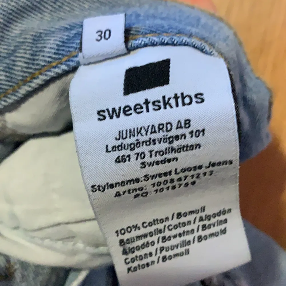 Helt felfria jeans köpta från junkyjard. Inga märken eller något smuts. Orginalpris 599kr.. Jeans & Byxor.