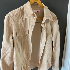 Manchester skjorta - Beige Manchester skjorta som jag köpt second hand! Den är liten i storleken och därför vill jag sälja den😋