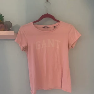 Rosa GANT tshirt - En superfin rosa t shirt från GANT. Säljer då den inte kommer till användning. Frakt tillkommer💘