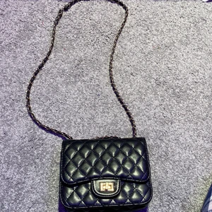 Väska  - Jag säljer denna väska, för fler bilder kom privat