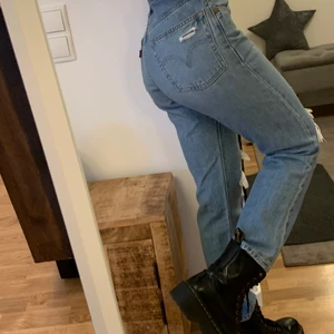 Levis 501 - 501 crop Levis i W24 L26, knappt använda och i jättegott skick. Nypris var över 1200 