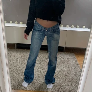 2000s jeans miss sixty - Säljer dessa svinsnygga lågmidjade miss sixty jeans fast i en strl mindre än de på bilden! De passar någon med 32-34 i jeans! Innerben ca 80 cm, midja 38 cm 