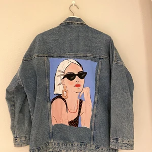 Jeansjacka med motiv - Jeansjacka ifrån zara strl M. Använd men i bra skick, strl M