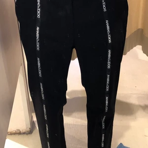 Dolce&gabana - Säljer nu mina dolce&gabana kostym byxor. Byxorna är i toppskick och har inga tecken på användning. Byxorna har jag ägt i ca 2 år och är köpta på Milano fashion week 2020. 