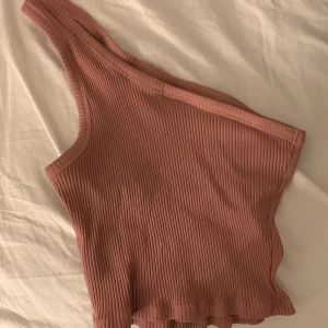 Topp från nakd  - En fin topp från nakd i storlek XS säljer pga att den är för stor.Lite skrynklig nu men kommer att strykas innan den skickas💗