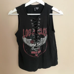 Topp med urringning  - Ett gammalt favorit-plagg som söker nytt hem. Skriv i DM eller kommentarerna ifall ni har några frågor. Frakten kollar jag upp om så önskas, pälsdjur finns i hemmet.