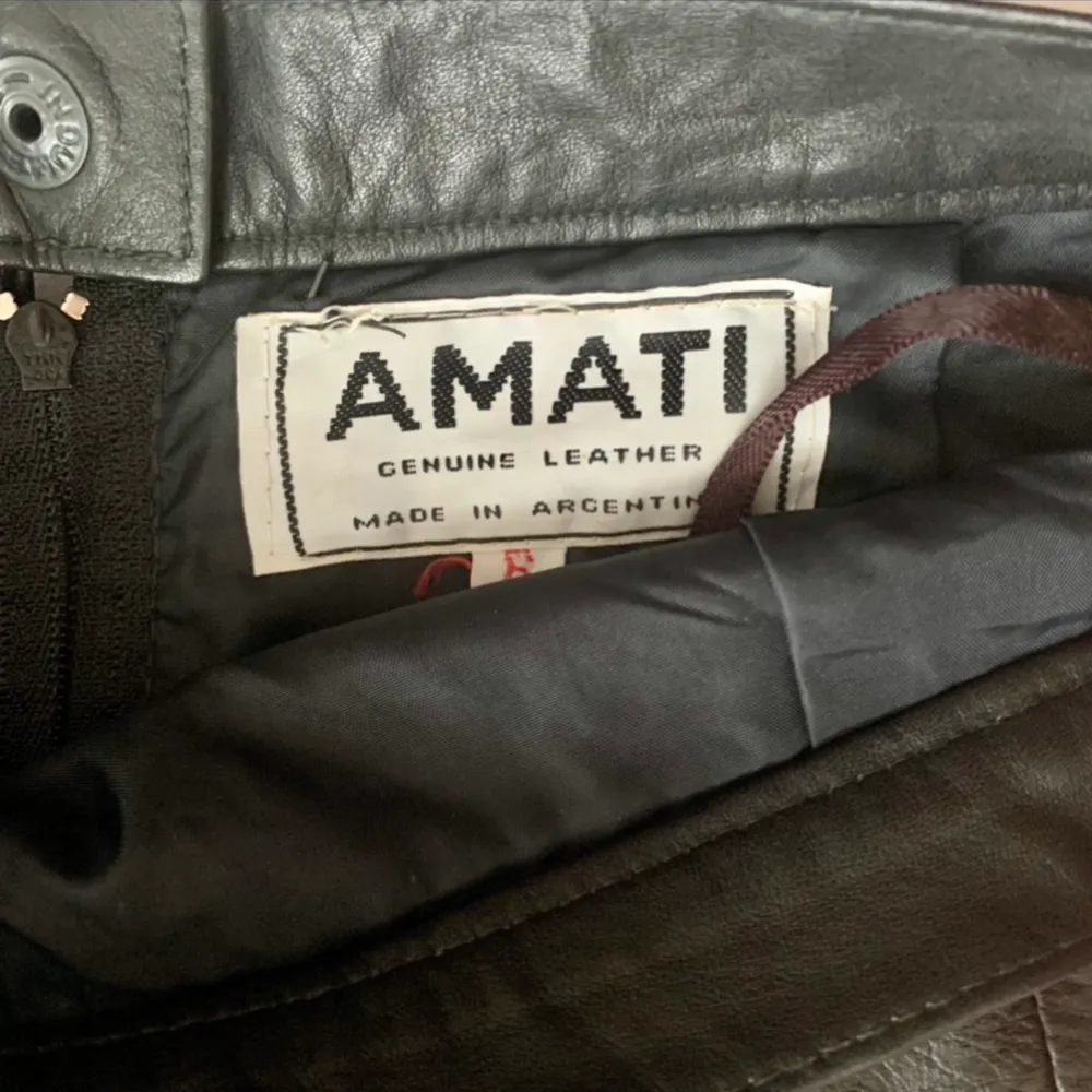 Läderkjol från märket AMATI tillverkad i Argentina. Den är i väldigt hög kvalite och vad jag hittat på nätet kan liknande kjol säljas för uppåt 800kr. Den är i storlek 8. Mått: midja: 64 cm, längd: 51 cm Stuss: 94 cm. Kjolar.