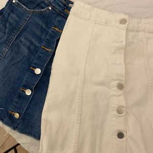 Jeans kjolar - Hej säljer dessa två fina jeanskjolarna! De är från Gina!💗man kan köpa båda för ett ”paketpris” men man kan även köpa de var och en för sig! Paketpriset ligger på 85kr eller var och en för 50kr 💗jag kan mötas upp i Ronneby, Karlskrona eller Karlshamn! Kan även skickas! Köparen står dock för frakten!