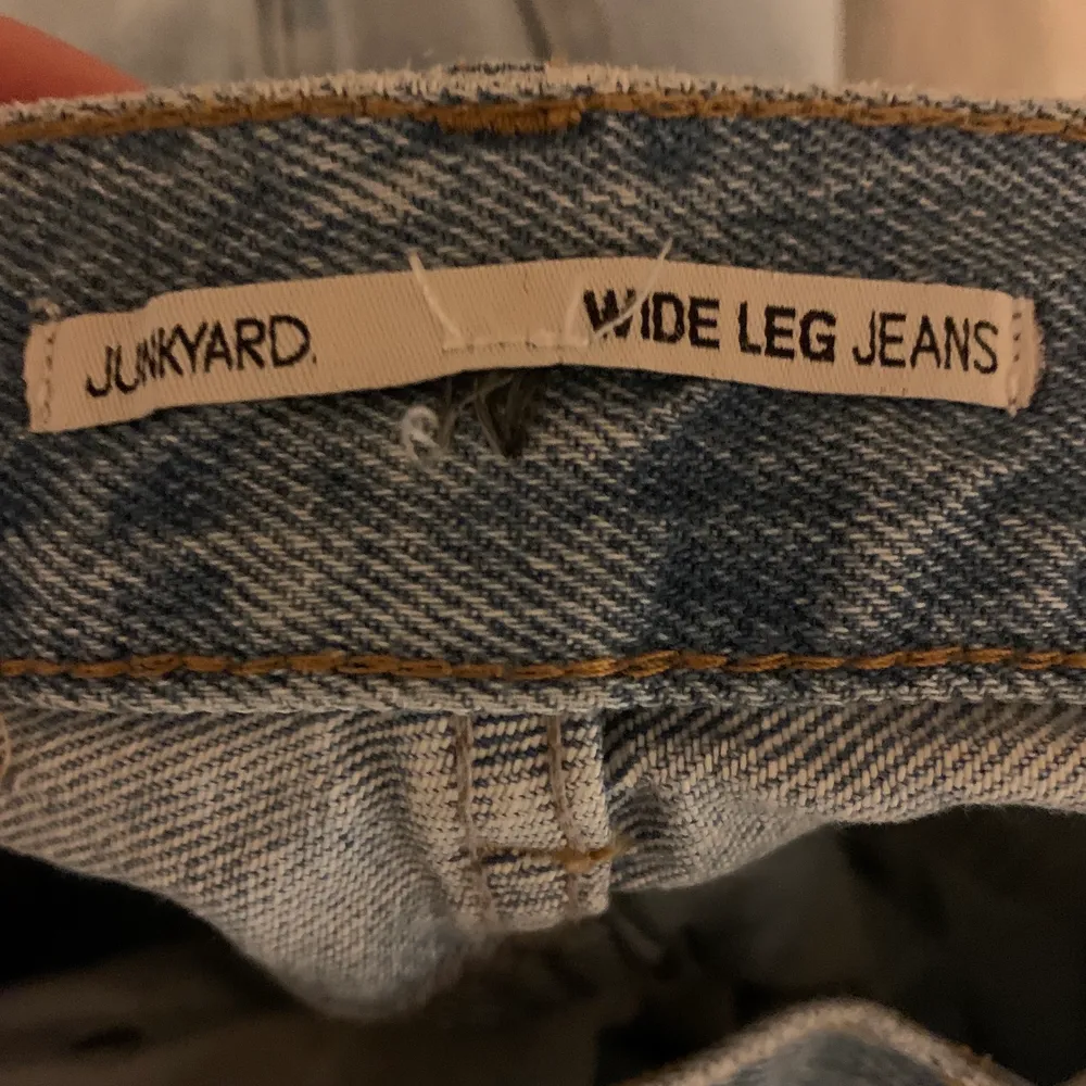 Säljer dessa snygga jeans från junkyard då de inte kommer till användning längre. Supersnygg tvätt!!. Jeans & Byxor.