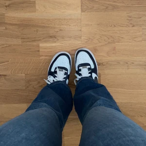 NIKE CUSTOM AIR FORCE 1 - DE ÄR INTE SÅLDA!!                                                          Säljer mina custom Nike air force 1. De är mörkblåa/vita men ser i vissa ljus svarta ut. Har använt de en del så de är lite slitna och smutsiga men absolut inga stora skador! Dm:a vid frågor, fler bilder eller pris! 