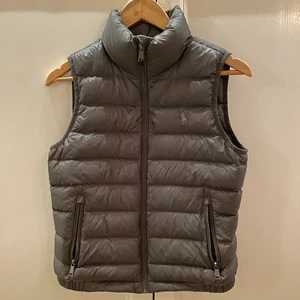 Väst - Mörkgrå väst från Ralph Lauren i strl XS, så himla fint skick!! Perfekt nu till våren❤️‍🔥 400kr+66kr spårbar frakt!!! 🖤🖤🖤