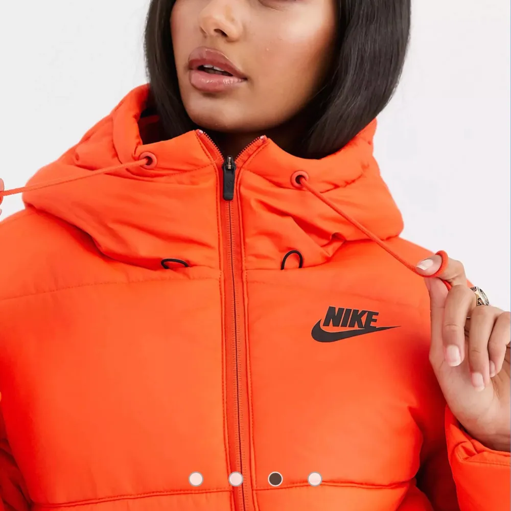 Säljer denna fantastiska fina jackan från Nike!! 🥰 strl M , perfekt nu för vintern/våren!! Jättefin!! I nyskick dessutom!! . Jackor.