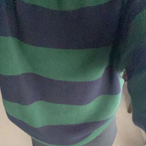 Brandy Melville ”Tate sweater” - Säljer min gröna brandy Melville tröja. Sitter oversized på mig som är xs/s