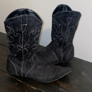 Cowboy boots - Svarta cowboy boots i svart mocka med spetsig tå, storlek 38 Frakt tillkommer 