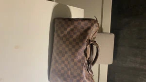 Louis Vuitton Speedy 35 - Säljer min superfina speedy nu då den inte kommer till användning alls och den förtjänar att se världen🤗 Den är något skadad under ena handtaget, syns inte jättemycket när den används, samt lite smutsig inuti. Detta kan dem hjälpa till med i butiken. Kvitto, kartong, dustbag och påse följer med om man så vill☺️