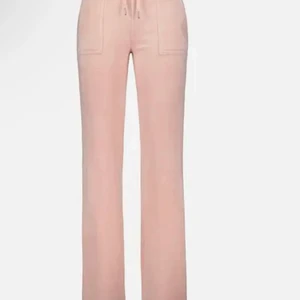Juicy couture byxor - Intressekoll på ett par ljusrosa juicy couture byxor. Använda men fortfarande i väldigt fint skick (slutsålda överallt)