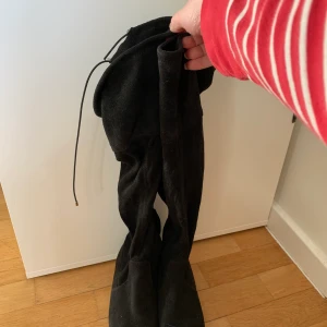 Knähöga stövlar - Använd fåtal gånger. Dragkedja en bit på innersidan. Snörning upptill. Storlek 37 