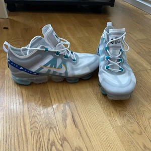 Nike air VaporMax 19 storlek 46/12  - Storlek 46/12, använda två gånger, vilket man kan se på bilderna. Köp min produkt så ger du en gåva till Barncancerfonden. 