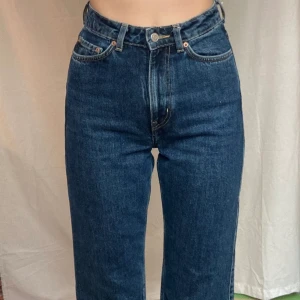 Weekdayjeans Row mellanblå - GRYMMA JEANS!! Jag har aldrig kunnat använda dem pga köpte för liten strl !