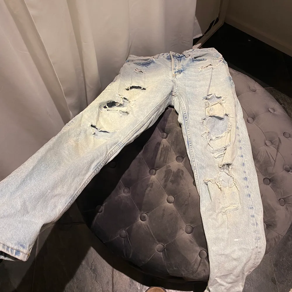 Säljer dessa då de är lite tajta för att bli snyggt! Skulle sitta perfekt på typ 25/26/27/28 då jeansen är lite större än strl 25 i midjan. Sjukt snygg färg och snygga slitningar som är perfekta till sommaren!🥰. Jeans & Byxor.