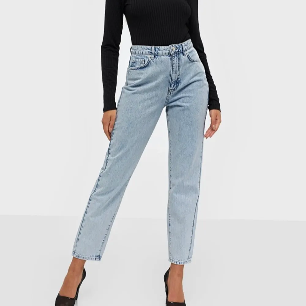 Säljer mina fiiina mom jeans från Gina tricot då jag har ett par likadana! De sitter såå snyggt på och är knappt använda!! Nypris 500kr och säljer dom för 170kr, priset kan diskuteras 💖💖. Jeans & Byxor.