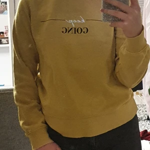 Gul sweatshirt. - En fin gul sweatshirt med riktigt bra kvalite. Aldrig använd.