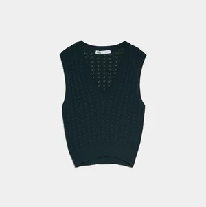 Väst - Helt oanvänd väst från zara! Liten i storlek skulle mer säga s/m, skriv för bättee bilder eller pris! Är kass på fota som ni ser men den är mörk grön