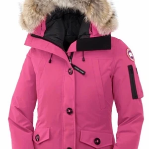 Canada Goose jacka rosa - Köpt för ett år sen använd ett fåtal gånger väldigt fint skick äkta varg svans på luvan väldigt ovanlig modell hittar inte kvittot men den är äkta det ser man klart o tydligt köpt för 9900 i butik om den bahövs fraktas kostar det 100kr extra 