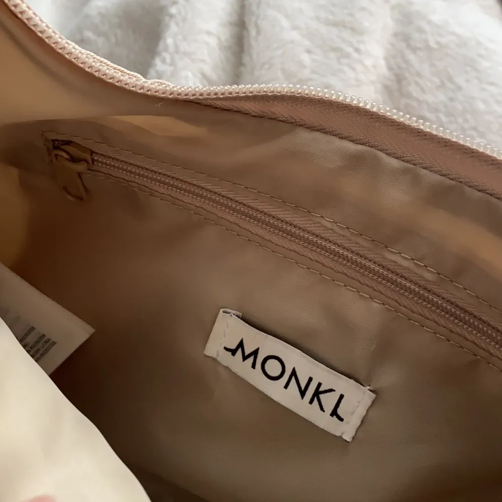 Säljer nu denna snygga axelväska från Monki pga att den inte kommer till användning. Den är använda men i mycket fint skick utan slitningar!✨ 90+frakt 📦 hör av er vid frågor eller om ni är intresserade!💕. Väskor.