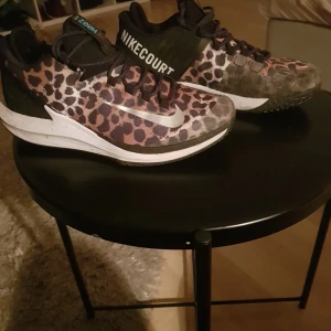 Nike zoom zero "Nike court" - Ny pris 1300:- säljer dem för valde fel storlek, endast använda fåtal gånger. Storlek 41