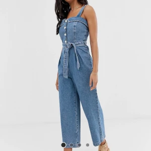 Jeans jumpsuit - Dör för denna jumpsuiten, tyvärr passar den inte mig längre :( från asos, använd ca 4 gånger. Den är ganska liten vid bröstet men passar nog på någon som har A-C kupa. Jag är 163 cm och den passar mig längdmässigt.