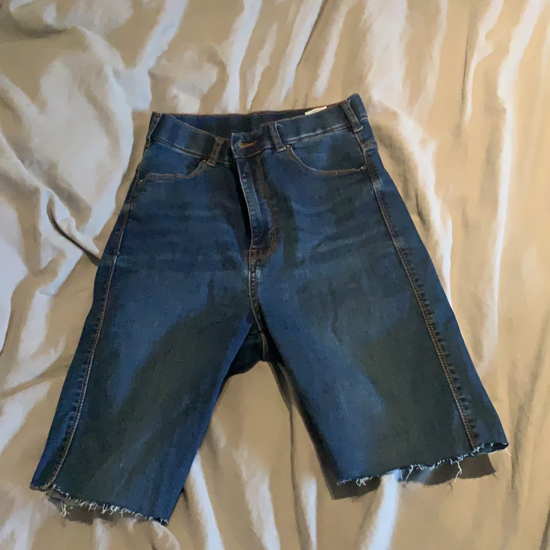 Blåa avklippta jeans
