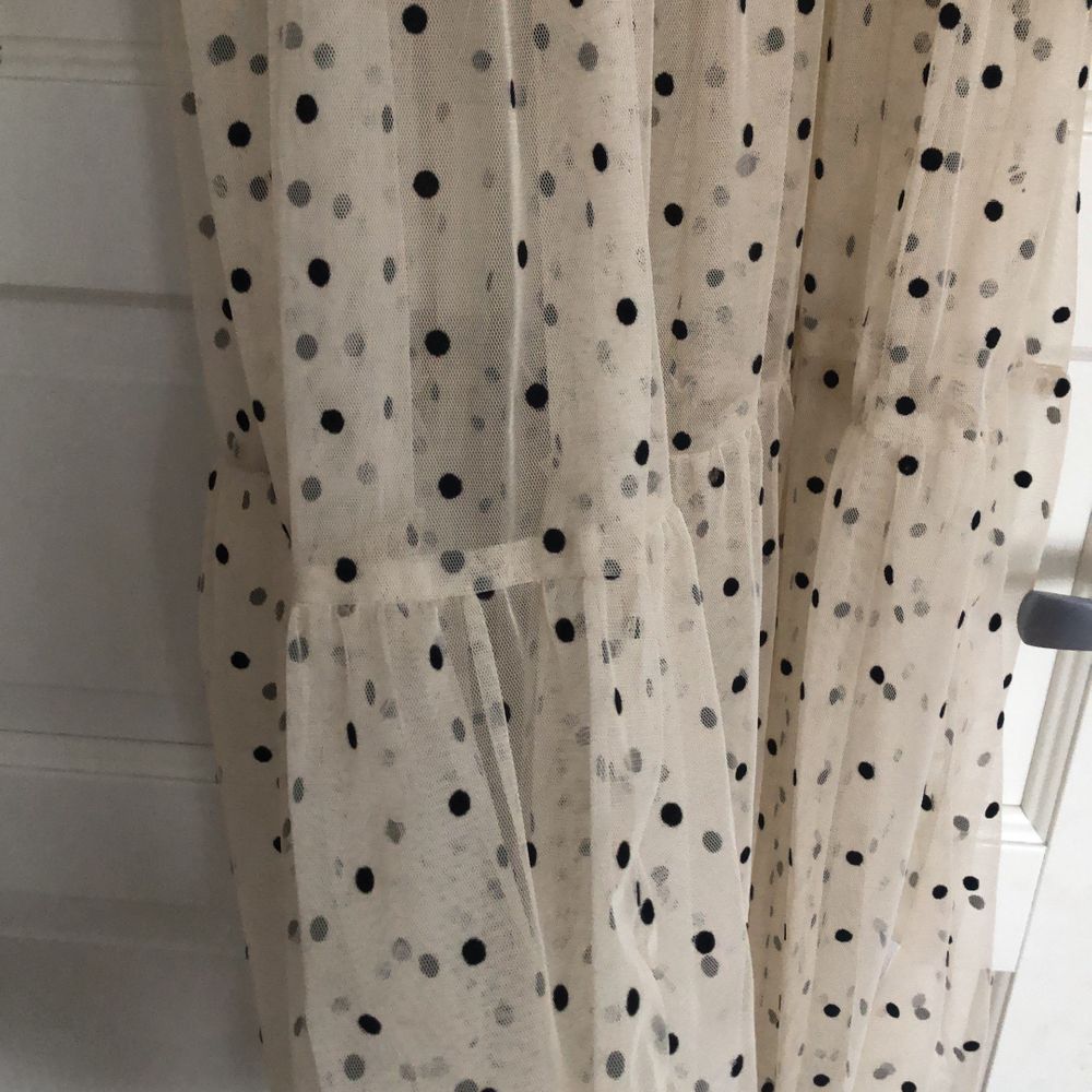 Skir överklänning som är riktigt snygg över en svart enkel klänning exempelvis. Passar allt från XS-L beroende på hur du vill att passformen ska vara. Rekommenderar ett midjebälte till ifall du vill framhäva figuren! Hör av dig om du har fler frågor!. Klänningar.
