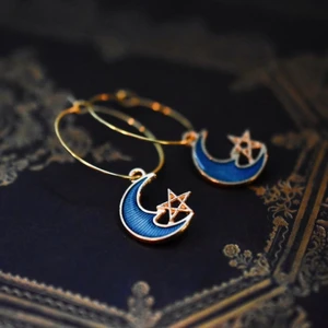 Örhängen Blå måne med stjärna - Handgjorda, nickelfria örhängen 🌙 Finns i flera färger och former! Ringen är 25mm i diameter, och hänget varierar i storlek från 10mm och uppåt. 🪐 Köp 1 par för 40kr, 2 par för 70kr, 3 par för 100kr! Du får också med en fin liten presentpåse. Frakt på 13kr tillkommer 💫