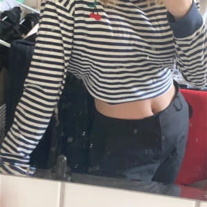 Randig tröja - Mörkblå randig tröja med detalj🥺 