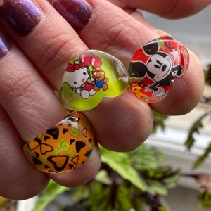 Ringar från kinali  - Små plastringar som är för små för alla fingrar utom ringfingret på mig, skulle säga storlek xs eller xxs. 20kr styck eller 50 för alla