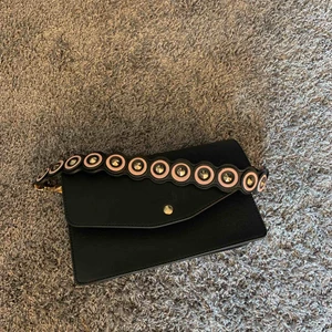  - Axelbandsväska med fint band! 