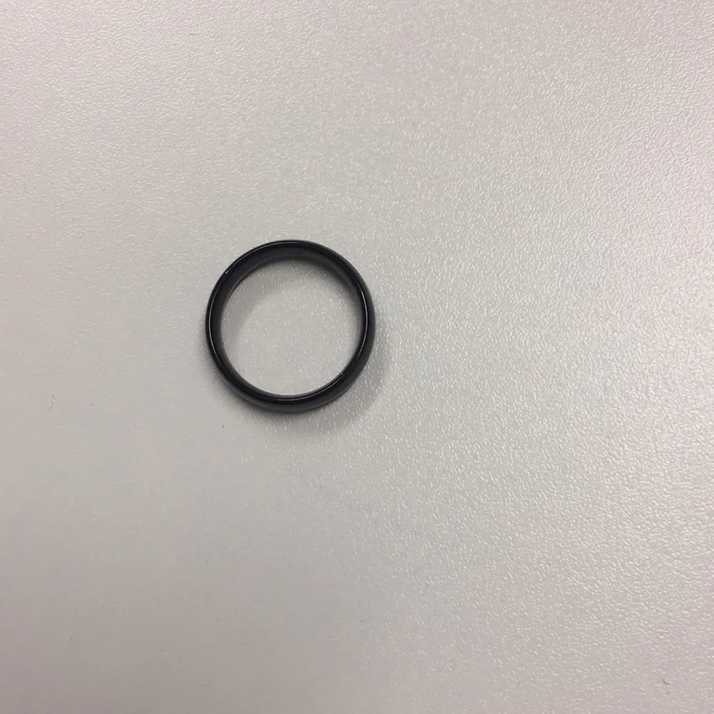En basic svart ring som passar till det mesta men tyvärr passade den inte mig då den var för stor.. Övrigt.