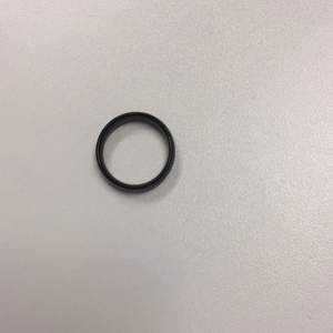 En basic svart ring som passar till det mesta men tyvärr passade den inte mig då den var för stor.