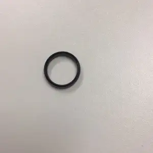 En basic svart ring som passar till det mesta men tyvärr passade den inte mig då den var för stor.