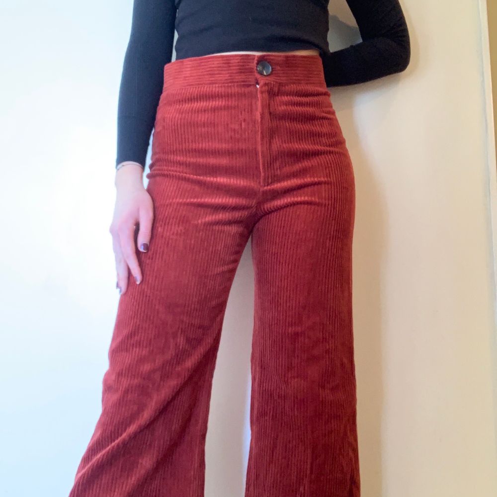 Röda culottebyxor i manchester! Kort längd och hög midja. Sitter som en smäck och är riktigt sköna!!. Jeans & Byxor.