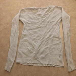 Vit tight "fishnet" tröja - Säljer denna gulliga tighta fishnet tröjan! Den har tyvärr två små blå fläckar, men dom syns ej så mycket! har använt den nån gång när jag va yngre men har ej användt den på länge nu!
