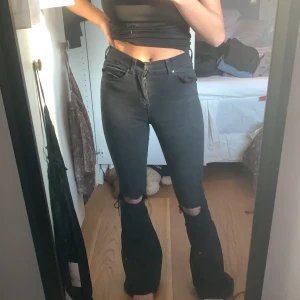 Svarta Botvid med hål dr.denim - Skit snygga jeans anvönda men bra skick! Storlek Xs