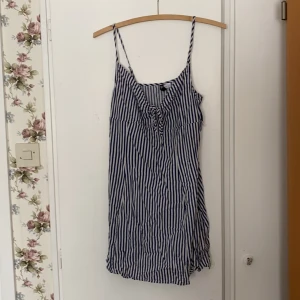 Kort klänning  - Köpte den här på H&M förra året under sommaren men han aldrig använda den och den blev för liten för mig så säljer den! Aldrig använt den så den är precis som ny köpt